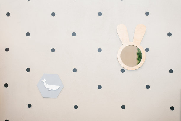 一面用木头做成的兔子形状的镜子用灰色的豌豆挂在墙上图片下载