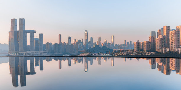重庆朝天门城市天际线的黄昏景观与倒影图片下载