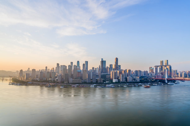 中国重庆长江沿岸的高层建筑图片下载