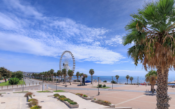 意大利奇维塔韦基亚的城市景观:海滨长廊的景色。图片下载