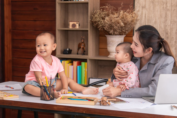 美丽的亚洲母亲在家里工作时混淆了多任务，女性在家工作时在隔离社会距离中照顾孩子，担心的单身母亲带着混乱的孩子图片下载