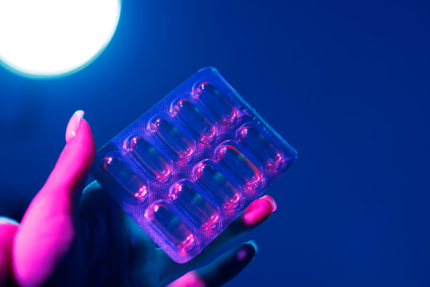 手持药片或药物近距离紫外线色图片下载