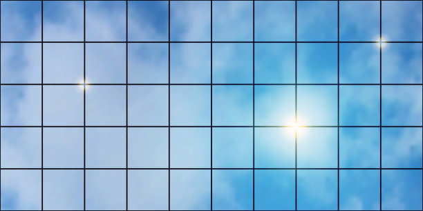高层建筑的镜面立面，全景玻璃，反射多云的天空和太阳的眩光图片下载
