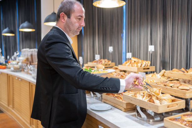 商务人士在酒店自助餐厅享用早餐图片下载