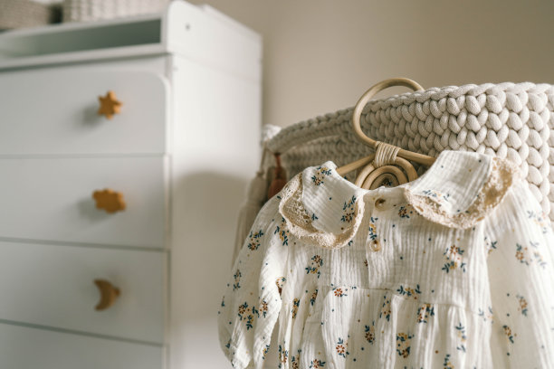 漂亮的儿童紧身衣，在托儿所的新生女孩图片下载