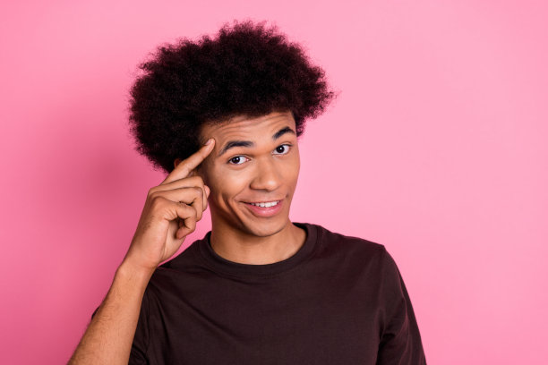 近距离照片英俊的年轻男子模特穿着棕色的t恤触摸额头的绝妙想法孤立在粉红色的背景图片下载