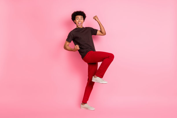 年轻的最强壮的团队工作人员的全身照片举起拳头赢得欢呼庆祝胜利孤立在粉红色的背景图片下载