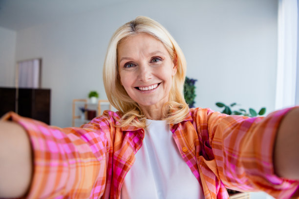 积极的老太太在酒店房间里自拍的照片图片下载