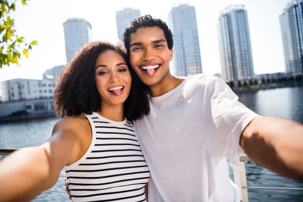 有趣快乐的已婚人士的照片，伴侣在一起玩得开心，为记忆自拍度假浪漫蜜月周末户外旅行图片下载