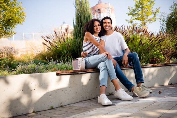 美丽可爱的好朋友在公园里拥抱的照片，秋天温暖的晴天，外面的阳光图片下载