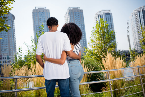甜美迷人的妻子和丈夫穿着休闲装在城市街道外欣赏风景的照片图片下载