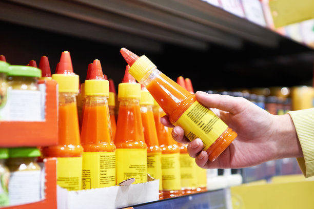 辣椒酱在手里储存着图片下载