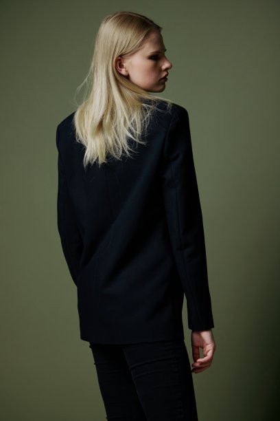 一个美丽迷人的模特背对着镜头摆姿势。服装品牌的概念照片。时尚西装的酷报价图片下载