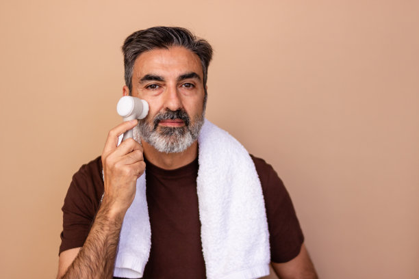 有按摩器和毛巾的成熟男人图片下载