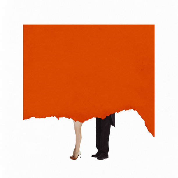 当代艺术拼贴。身穿节日盛装的男女站在白色背景下的橙色纸片后面。图片下载