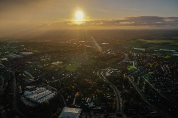 无人机在西约克郡利兹市法恩利镇拍摄的照片，展示了市中心美丽的日出。图片下载