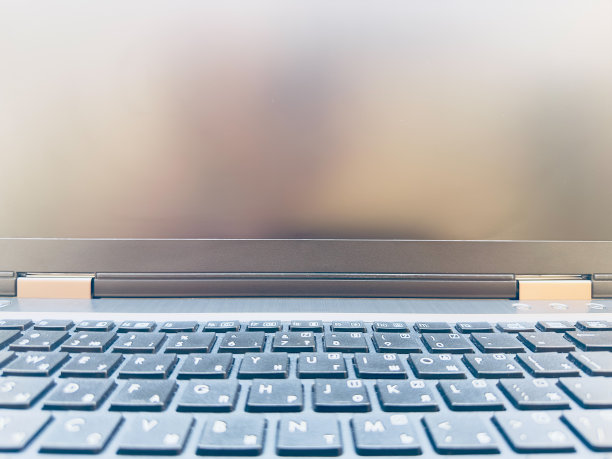 笔记本电脑显示器特写与键盘图片下载