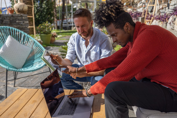 两名男子在户外使用科技产品的侧视图图片下载