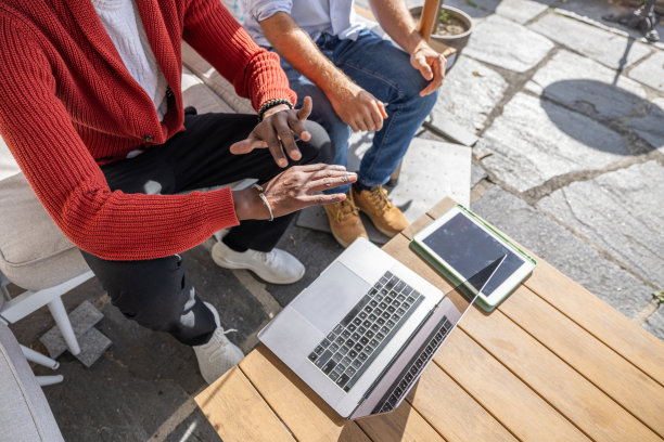 从高角度看，两个面目全非的人在户外工作图片下载