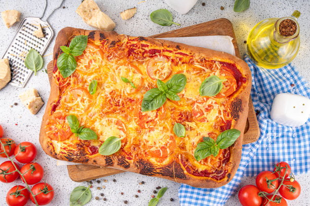 长方形的自制披萨，有西红柿和罗勒图片下载