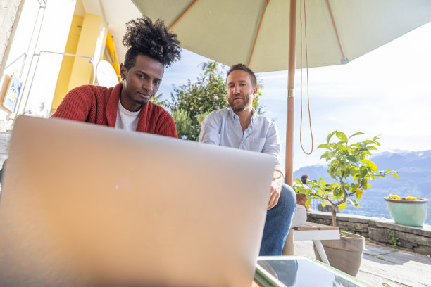 低角度的人在户外远程工作图片下载