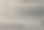 建筑的石膏板覆层，有扩展的金属格子结构。镀锌灰色，保护工业建筑。蓝天在银色背景的映衬下，墙、角、斜、长图片下载