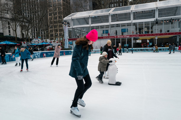 纽约市的布莱恩特公园，一年一度的圣诞市场和滑雪场图片下载