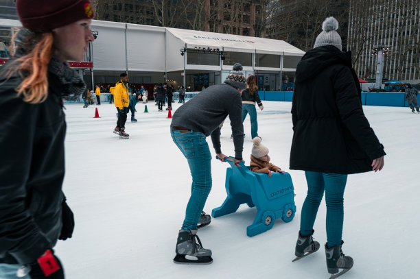 纽约市的布莱恩特公园，一年一度的圣诞市场和滑雪场图片下载