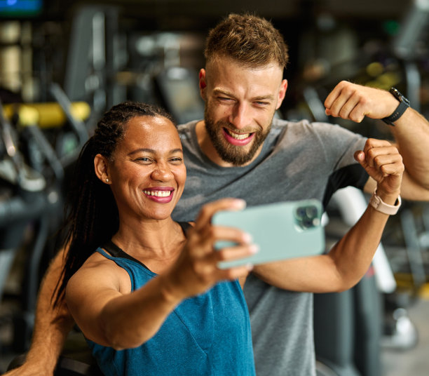 健身房运动健身运动健康女人训练手机自拍教练教练教练个人照片肖像自拍姿势相机健康的男朋友女朋友爱图片下载
