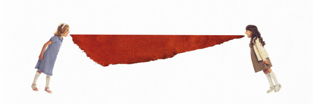 现代美学艺术作品。两个女孩面对面隔着红纸在白底上喊着要联系。图片下载