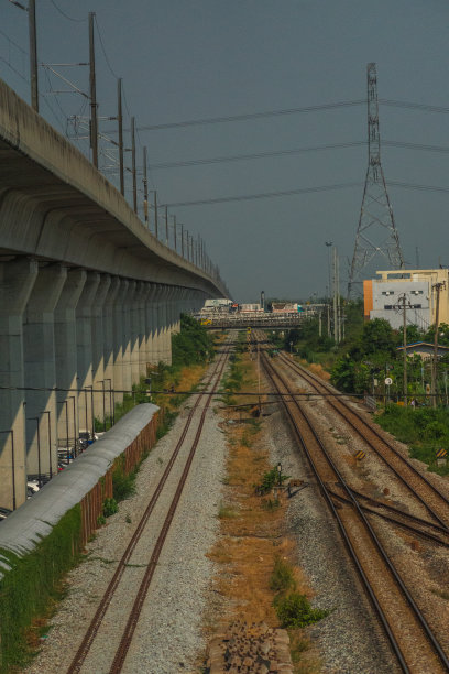 火车轨道上有一座桥图片下载