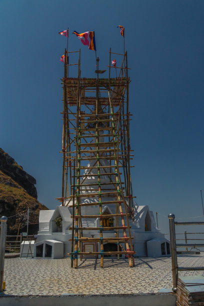 一座有白色屋顶和彩色旗帜的高楼图片下载