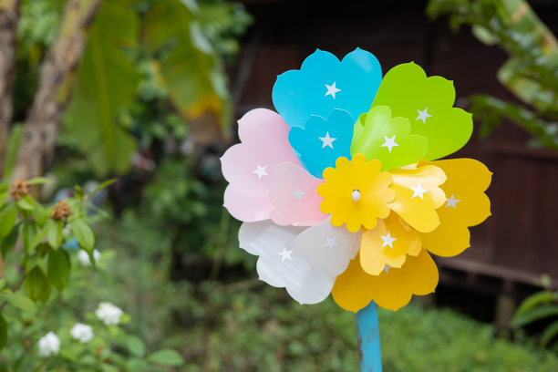 五彩纸花形成风车，留下复印空间。图片下载