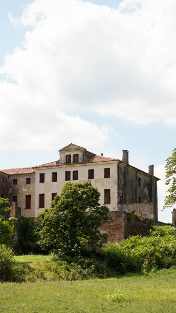 意大利乡村与阳光和蓝天，复制空间-股票照片图片下载