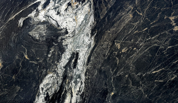 天然的黑白大理石板图案在粗糙的纹理饰面，融合黑色熊猫大理石与白色脉纹，粗糙的石材纹理。无缝模式。图片下载