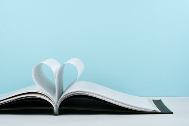 打开旧精装书，将书页装饰成情人节爱的心形。爱用敞开的心书。图片下载