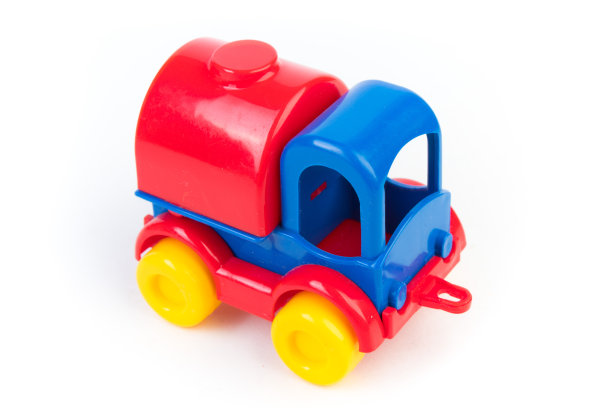 红色玩具赛车，一个模型锦标赛高功率赛车赛车为孩子们的乐趣和发挥，前特写视图，孤立在白色背景。图片下载