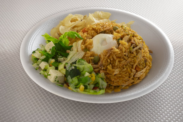 传统的印尼炒饭，煮熟的米饭的烹饪乐趣图片下载