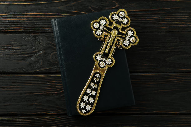 十字架上的圣经木制背景，俯视图图片下载