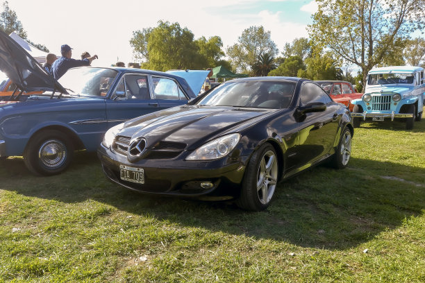 黑色行政2000奔驰SLK 230压缩跑车在草坪上。经典车展。图片下载