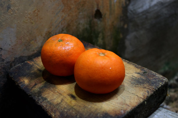 厨房桌子上的新鲜橙子的照片，这种水果含有大量的维生素C图片下载
