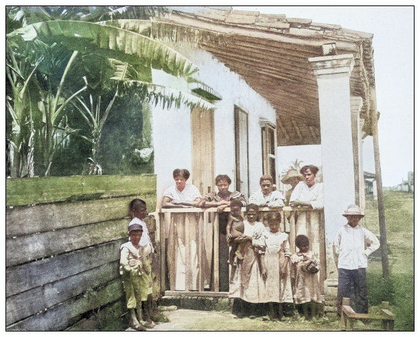 古色古香的黑白照片:一家人在青年岛(原松岛)图片下载