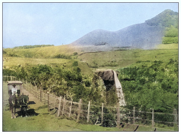 古色古香的黑白照片:夏威夷考艾岛的怀卢阿瀑布图片下载