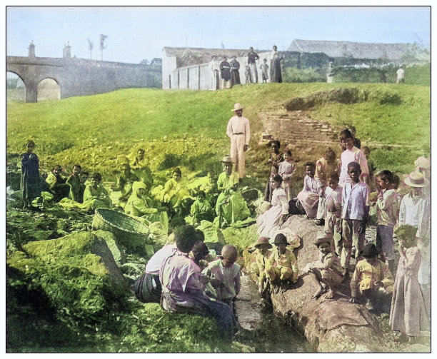 古色古香的黑白照片:古巴圣克拉拉的公共浴室图片下载