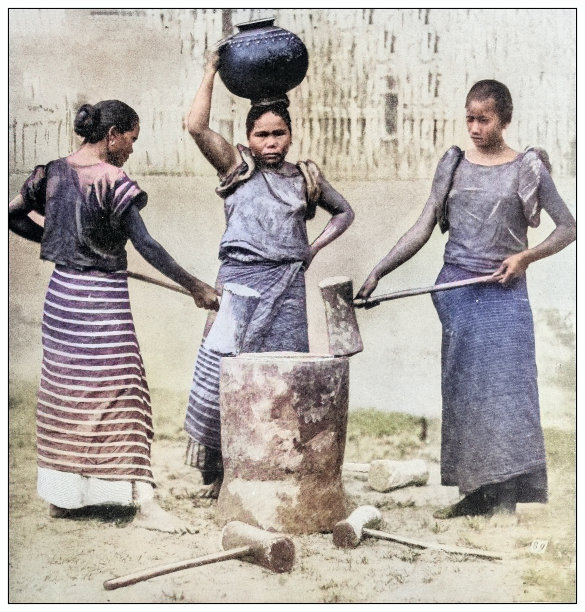 古色古香的黑白照片:菲律宾妇女在剥米图片下载