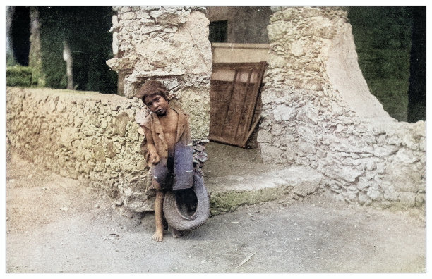 古老的黑白照片:古巴小男孩在乞讨图片下载