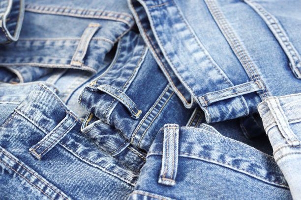 漂亮时尚的牛仔裤在牛仔裤店里一层层堆叠图片下载