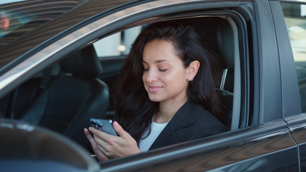 漂亮的司机在汽车准备驾驶图片下载