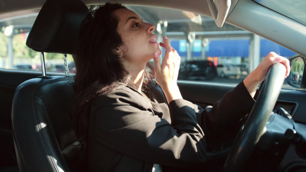 年轻女性驾驶新车，经营理念图片下载