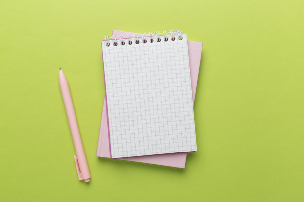 笔记本与文具彩色背景，俯视图图片下载